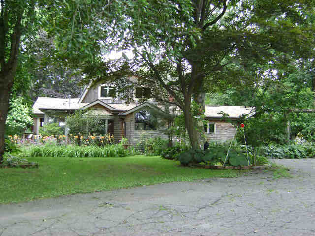 Building photograph for 98 NONNEWAUG RD
